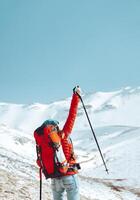 contento attivo donna nel il montagne foto