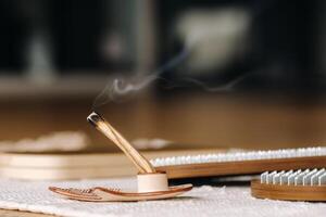 un' fumo palo santo bastone e tavole con Chiodi per yoga classi foto