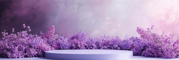 ai generato elegante lilla fiori avvolgere un' circolare piattaforma nel un' minimalista viola ambientazione, la creazione di un' tranquillo atmosfera foto