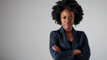 ai generato fiducioso africano americano donna d'affari con attraversato braccia, indossare un' nero blazer, con grande copia spazio su un' grigio sfondo foto