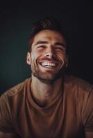 ai generato radiante giovane uomo sorridente su buio sfondo foto