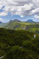 montagna paesaggio di il gola su il isola di maurizio, verde montagne di il giungla di mauritius foto