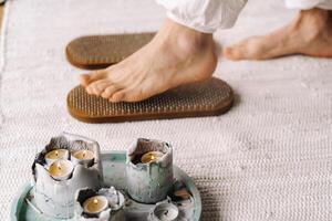 il dell'uomo piedi siamo Il prossimo per tavole con chiodo. yoga classi foto