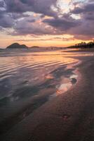 bellissimo tramonto a il spiaggia di Bertioga, sao paolo, brasile. foto