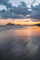 bellissimo tramonto a il spiaggia di Bertioga, sao paolo, brasile. foto