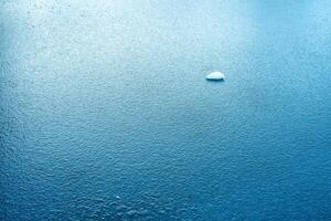 astratto foto a partire dal un' pezzo di ghiaccio su un' congelato lago.