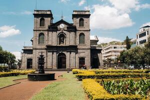 porta Louis, mauritius esterno Visualizza di il Chiesa di il immacolato concezione nel porta Louis, maurizio. Visualizza di il Fontana e un' piccolo parco nel davanti di il Chiesa foto