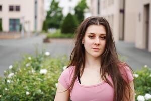 strada ritratto di un' grave giovane donna all'aperto. bellissimo giovane femmina nel urbano ambientazione con copia spazio foto