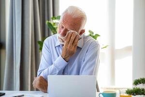 pianto anziano uomo. negativo emozione facciale espressione sensazione. moderno ufficio uomo a Lavorando posto, depressione e crisi concetto foto