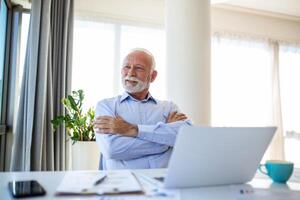 finanziario consulente uomo d'affari utilizzando il suo il computer portatile e fare alcuni lavoro d'ufficio mentre seduta a scrivania e Lavorando. foto