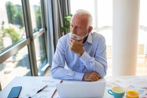 finanziario consulente uomo d'affari utilizzando il suo il computer portatile e fare alcuni lavoro d'ufficio mentre seduta a scrivania e Lavorando. foto