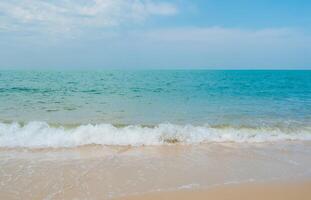 bellissimo orizzonte paesaggio estate panorama davanti Visualizza punto tropicale mare spiaggia bianca sabbia pulito e blu cielo sfondo calma natura oceano bellissimo onda acqua viaggio a sai Kaew spiaggia Tailandia foto