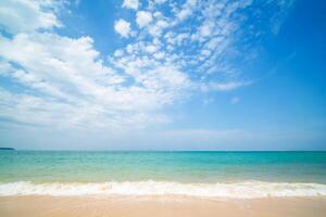 bellissimo orizzonte paesaggio estate panorama davanti Visualizza punto tropicale mare spiaggia bianca sabbia pulito e blu cielo sfondo calma natura oceano bellissimo onda acqua viaggio a sai Kaew spiaggia Tailandia foto