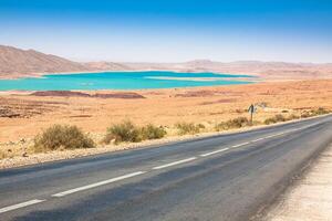 infinito strada nel sahara deserto con blu cielo, Marocco Africa foto