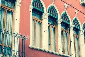 tradizionale finestra di tipico vecchio Venezia edificio foto