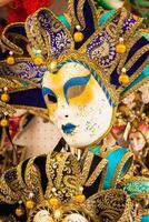 Souvenirs e carnevale maschere su strada commercio nel Venezia, Italia foto