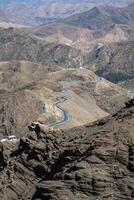 Riccio strada nel il alto atlante montagne nel Marocco foto