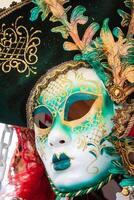 Souvenirs e carnevale maschere su strada commercio nel Venezia, Italia foto