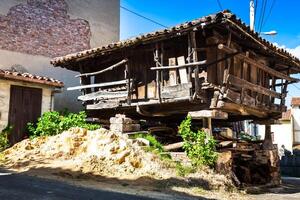 Pravia, vecchio di legno edificio Usato come fienile. asturie, Spagna foto