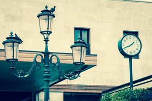 lanterna su il facciata di vecchio italiano Casa. Venezia foto