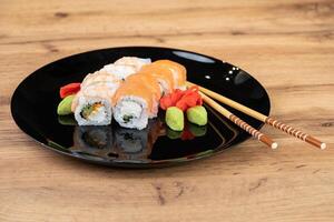 delizioso tradizionale giapponese Sushi e rotoli su un' piatto foto