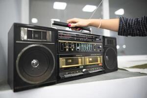 un vecchio cassetta registratore, un' musica centro con un' Radio ricevitore foto