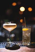 il barista prepara un' bellissimo alcolizzato cocktail a il bar contatore foto