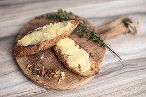 prima colazione di Sandwich con burro su un' di legno tavola foto