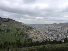 vista della città di nablus israele foto