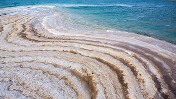 Visualizza di morto mare costa a tramonto tempo nel Giordania. sale cristalli a tramonto. morto mare paesaggio con minerale strutture. foto