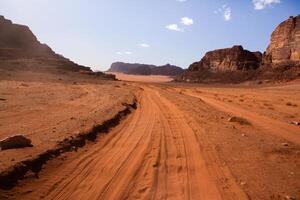 wadi Rum deserto nel Giordania. su il tramonto. panorama di bellissimo sabbia modello su il duna. deserto paesaggio nel Giordania. foto