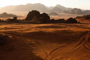wadi Rum deserto nel Giordania. su il tramonto. panorama di bellissimo sabbia modello su il duna. deserto paesaggio nel Giordania. foto