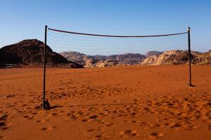 wadi Rum deserto nel Giordania. su il tramonto. panorama di bellissimo sabbia modello su il duna. deserto paesaggio nel Giordania. foto