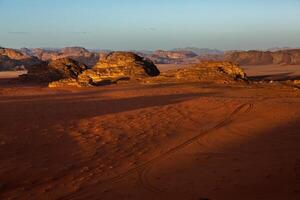 wadi Rum deserto nel Giordania. su il tramonto. panorama di bellissimo sabbia modello su il duna. deserto paesaggio nel Giordania. foto