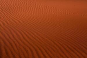 wadi Rum deserto nel Giordania. su il tramonto. panorama di bellissimo sabbia modello su il duna. deserto paesaggio nel Giordania. foto