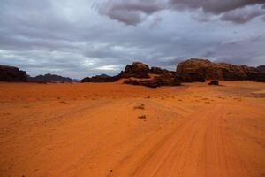 wadi Rum deserto nel Giordania. su il tramonto. panorama di bellissimo sabbia modello su il duna. deserto paesaggio nel Giordania. foto