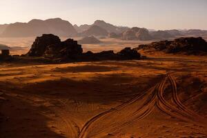 wadi Rum deserto nel Giordania. su il tramonto. panorama di bellissimo sabbia modello su il duna. deserto paesaggio nel Giordania. foto