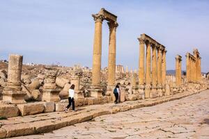 romano rovine nel il jordanian città di jerash. il rovine di il murato greco-romano insediamento di gerasa appena al di fuori il moderno città. il jerash archeologico Museo. foto