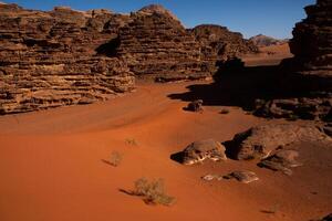 wadi Rum deserto nel Giordania. su il tramonto. panorama di bellissimo sabbia modello su il duna. deserto paesaggio nel Giordania. foto