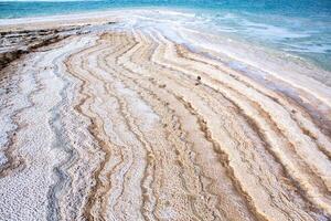 Visualizza di morto mare costa a tramonto tempo nel Giordania. sale cristalli a tramonto. morto mare paesaggio con minerale strutture. foto