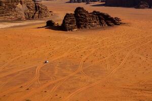 wadi Rum deserto nel Giordania. su il tramonto. panorama di bellissimo sabbia modello su il duna. deserto paesaggio nel Giordania. foto