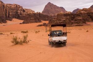 wadi Rum deserto nel Giordania. su il tramonto. panorama di bellissimo sabbia modello su il duna. deserto paesaggio nel Giordania. foto