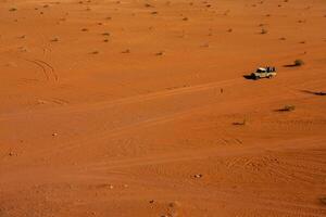 wadi Rum deserto nel Giordania. su il tramonto. panorama di bellissimo sabbia modello su il duna. deserto paesaggio nel Giordania. foto