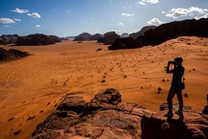 wadi Rum deserto nel Giordania. su il tramonto. panorama di bellissimo sabbia modello su il duna. deserto paesaggio nel Giordania. foto