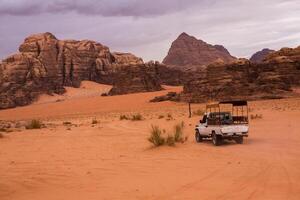 wadi Rum deserto nel Giordania. su il tramonto. panorama di bellissimo sabbia modello su il duna. deserto paesaggio nel Giordania. foto