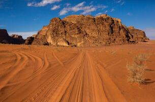 wadi Rum deserto nel Giordania. su il tramonto. panorama di bellissimo sabbia modello su il duna. deserto paesaggio nel Giordania. foto