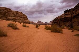 wadi Rum deserto nel Giordania. su il tramonto. panorama di bellissimo sabbia modello su il duna. deserto paesaggio nel Giordania. foto