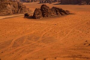 wadi Rum deserto nel Giordania. su il tramonto. panorama di bellissimo sabbia modello su il duna. deserto paesaggio nel Giordania. foto