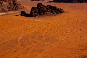 wadi Rum deserto nel Giordania. su il tramonto. panorama di bellissimo sabbia modello su il duna. deserto paesaggio nel Giordania. foto