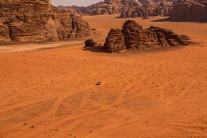 wadi Rum deserto nel Giordania. su il tramonto. panorama di bellissimo sabbia modello su il duna. deserto paesaggio nel Giordania. foto